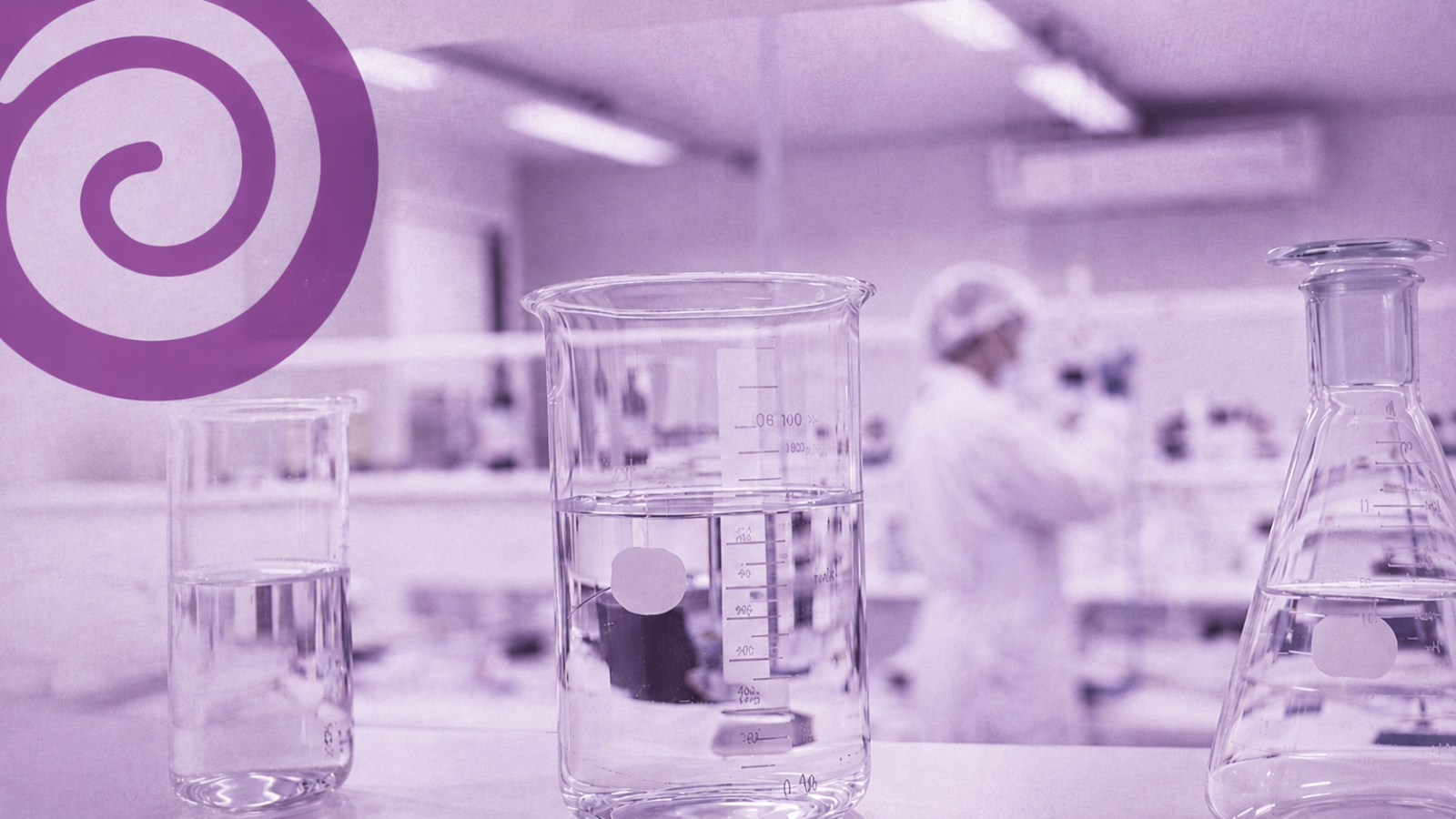 Profissionais analisando produtos cosméticos em fábrica especializada