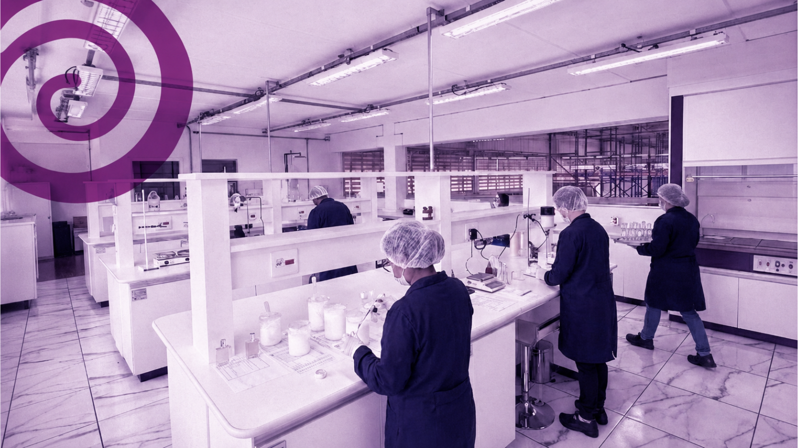 Equipe técnica avaliando fórmulas cosméticas em ambiente industrial
